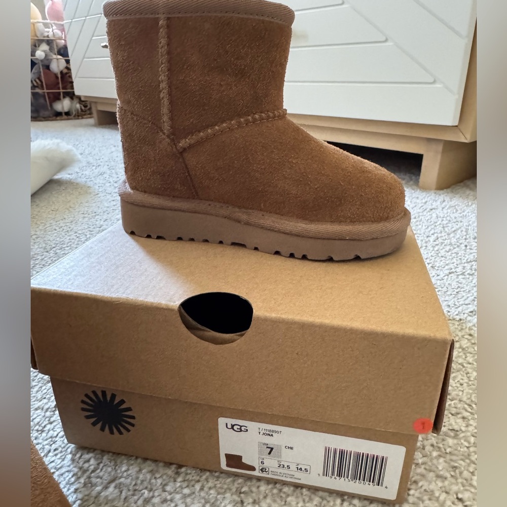 Kids UGG Jona Classic Suede Boots Size: 7T
